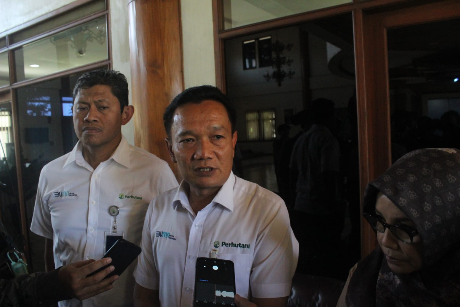 BERIKAN PENJELASAN: Kepala Perhutani Divisi Regional Jawa Barat dan Banten, Asep Dedi Mulyadin saat memberikan keterangan mengenai Rancaupas. (SADAM HUSEN SOLEH RAMDHANI/JABAR EKSPRES)