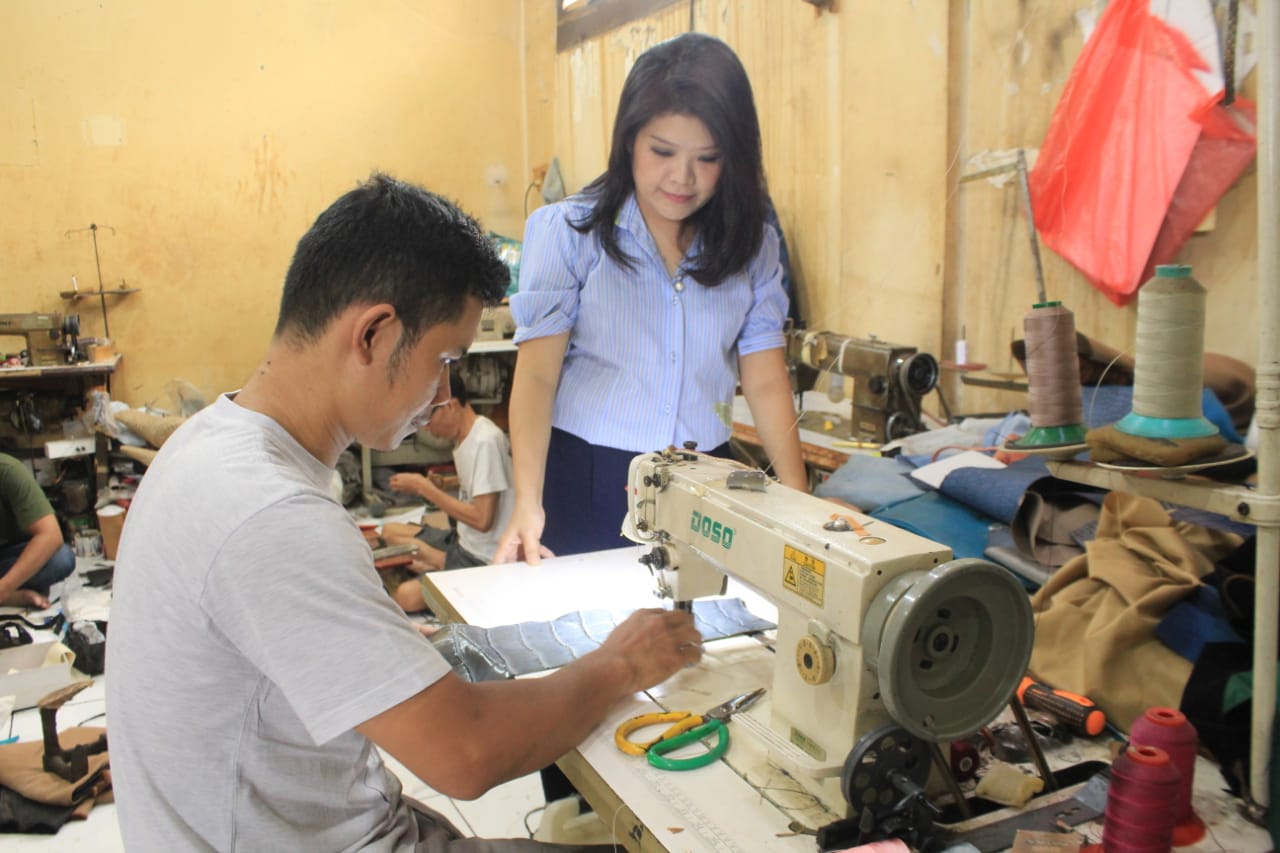 ELEGAN: Vera menunjukkan bahan baku kulit buaya miliknya yang siap diproduksi untuk tas ataupun kerajinan lain. (HENDRIK MUCHLISON/JABAR EKSPRES)