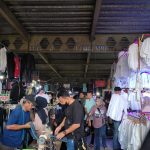 HARGA MURAH: Pasar Cimol Gedebage kembali ramai. Hal ini terkait masyarakat yang lebih memilih pakaian bekas dengan harga murah, ketimbang pakaian baru. (SADAM HUSEN SOLEH RAMDHANI/JABAR EKSPRES)