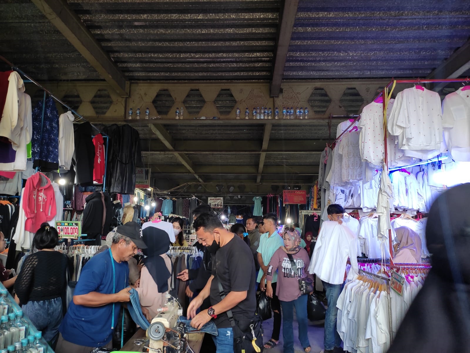 HARGA MURAH: Pasar Cimol Gedebage kembali ramai. Hal ini terkait masyarakat yang lebih memilih pakaian bekas dengan harga murah, ketimbang pakaian baru. (SADAM HUSEN SOLEH RAMDHANI/JABAR EKSPRES)