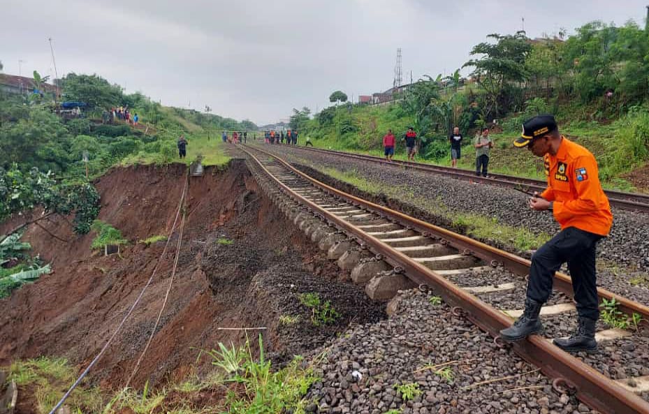 AMBLAS: Kondisi salah satu lintasan atau rel kereta api jurusan Bogor-Sukabumi yang terdampak longsor di Kelurahan Empang, Kecamatan Bogor Selatan, Kota Bogor, Rabu (15/3). (Yudha Prananda / Jabar Ekspres)