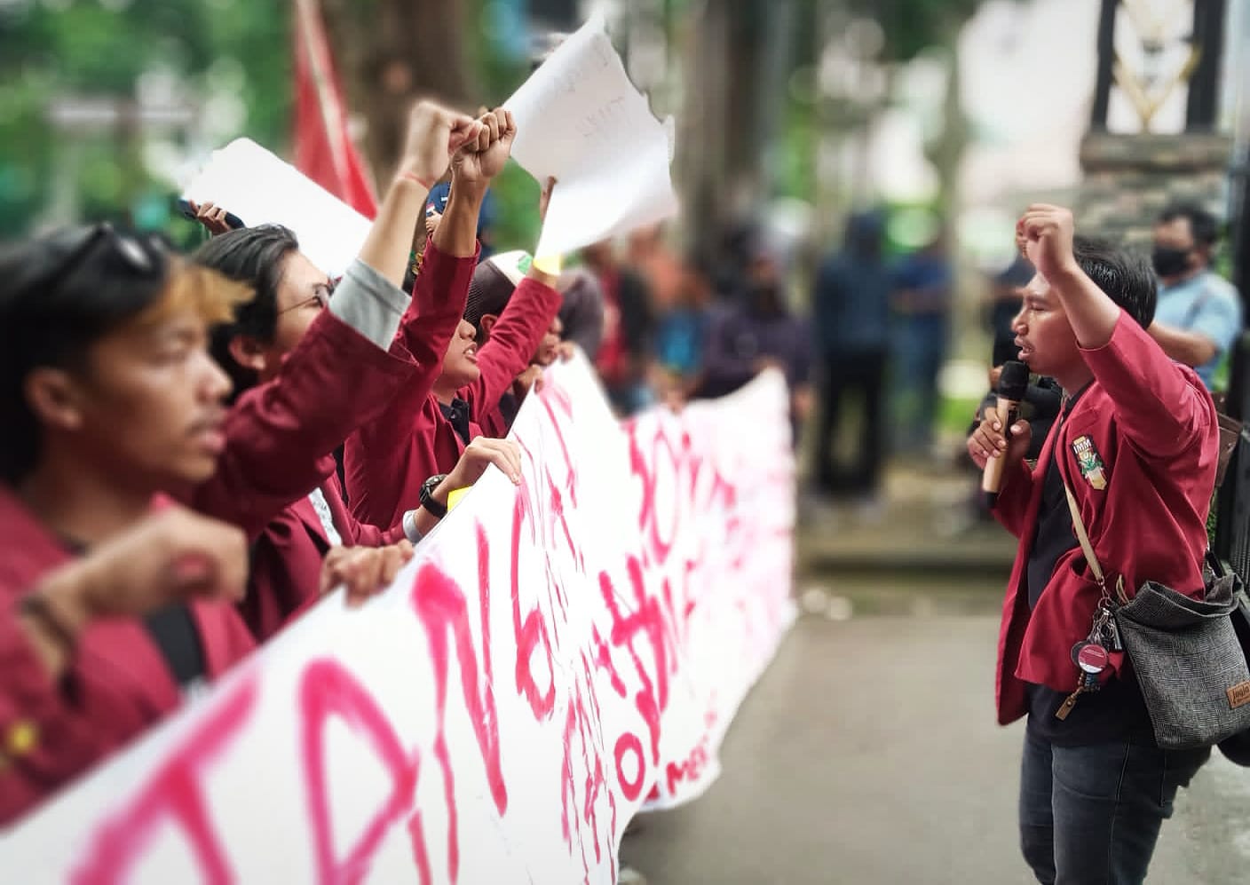 Koordinator Aksi Muhammad Fachri, saat memimpin orasi dalam aksi unjuk rasa Gemppar di depan kantor BPN Kota Bogor, Senin (13/3). (Yudha Prananda / Jabar Ekspres)