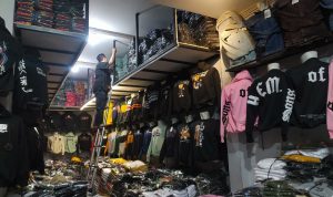 Pedagang Pakaian di Pasar Andir Sambut Baik Larangan Impor Pakaian Bekas