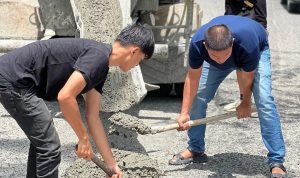 Viral Sekelompok Pemuda Perbaiki Jalan Rusak di Riau Pakai Uang Pribadi, Anggaran Pemprov Habis untuk Barang Branded