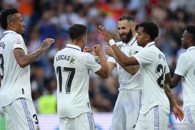 Penyerang Real Madrid Karim Benzema (tengah) melakukan selebrasi dengan rekan setimnya setelah mencetak gol ketiga dalam pertandingan Liga Spanyol lawan Almeria di Santiago Bernabeu pada 29 April 2023. ANTARA/AFP/THOMAS COEX