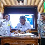 Wali Kota Bandung, Yana Mulyana saat menandatangani pelepasan tanah, yang terdampak pembangunan proyek Tol Getaci / Jabar ekspres