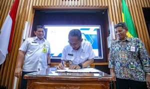 Wali Kota Bandung, Yana Mulyana saat menandatangani pelepasan tanah, yang terdampak pembangunan proyek Tol Getaci / Jabar ekspres