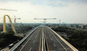 Jalan Tol Layang Mohamed bin Zayed membentang di atas Jalan Tol Ruas Jakarta-Cikampek. (Foto: Pradita Kurniawan Syah).