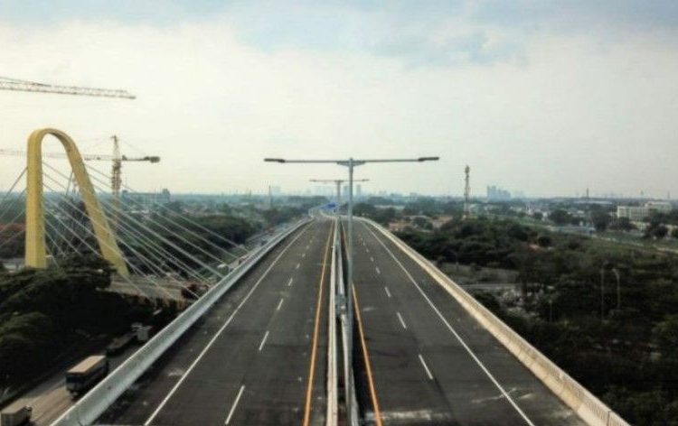 Jalan Tol Layang Mohamed bin Zayed membentang di atas Jalan Tol Ruas Jakarta-Cikampek. (Foto: Pradita Kurniawan Syah).