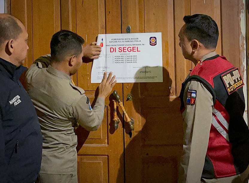 Kepala Satpol PP Kota Bogor, Agustian Syach (kanan) saat memerintahkan jajarannya memasang atribut penyegelan. (Yudha Prananda / Jabar Ekspres)