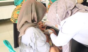 Salah satu balita di Kelurahan Gumuruh saat mendapat imunisasi polio di Posyandu Soka, Senin (3/4)/ Hendrik Muchlison