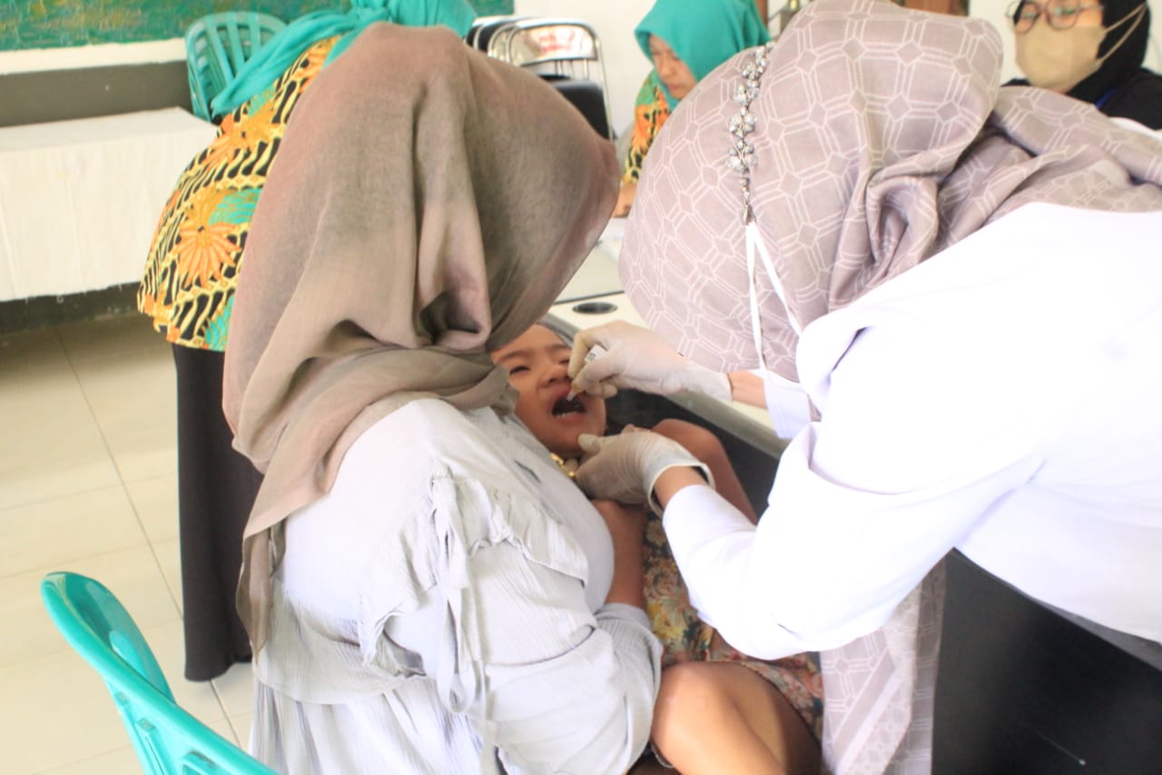 Salah satu balita di Kelurahan Gumuruh saat mendapat imunisasi polio di Posyandu Soka, Senin (3/4)/ Hendrik Muchlison