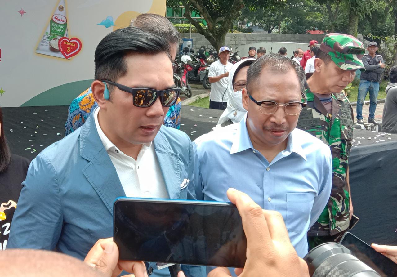 Dok. Gubernur Jabar, Ridwan Kamil (kiri) & Kepala Bapenda Jabar, Dedi Taufik (kanan). Selasa (18/4). Foto. Sandi Nugraha.