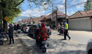 Volume kendaraan menuju lokasi wisata di Kabupaten Bandung nampak antre. (Agi/Jabar Ekspres)