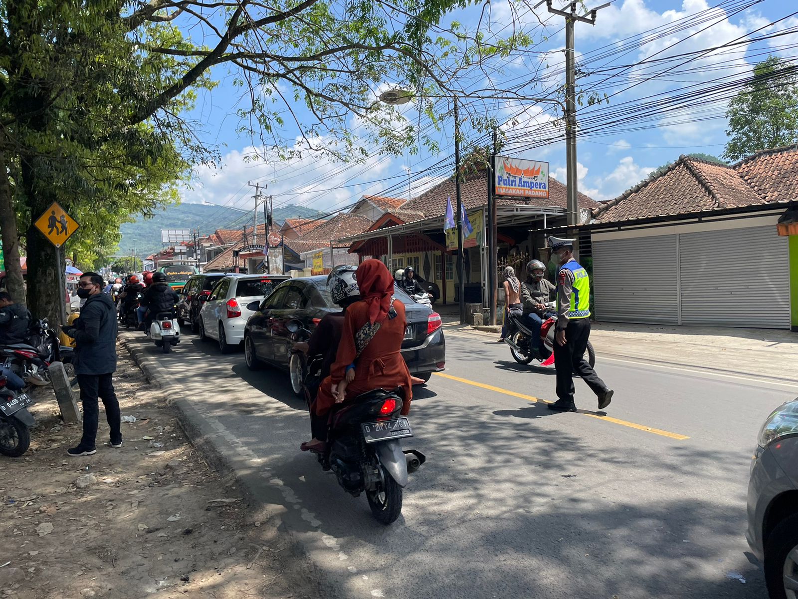 Volume kendaraan menuju lokasi wisata di Kabupaten Bandung nampak antre. (Agi/Jabar Ekspres)
