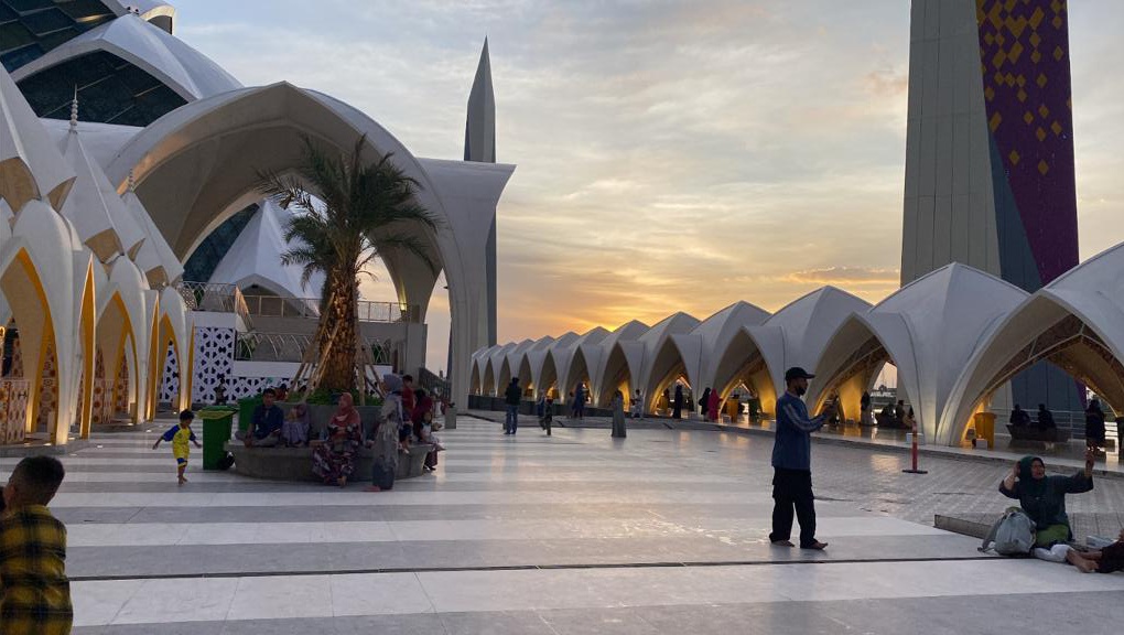 Keindahan Masjid Al Jabbar di malam hari menjadi daya tarik wisatawan dari berbagai daerah. (FHAMINAH/JABAR EKSPRES)