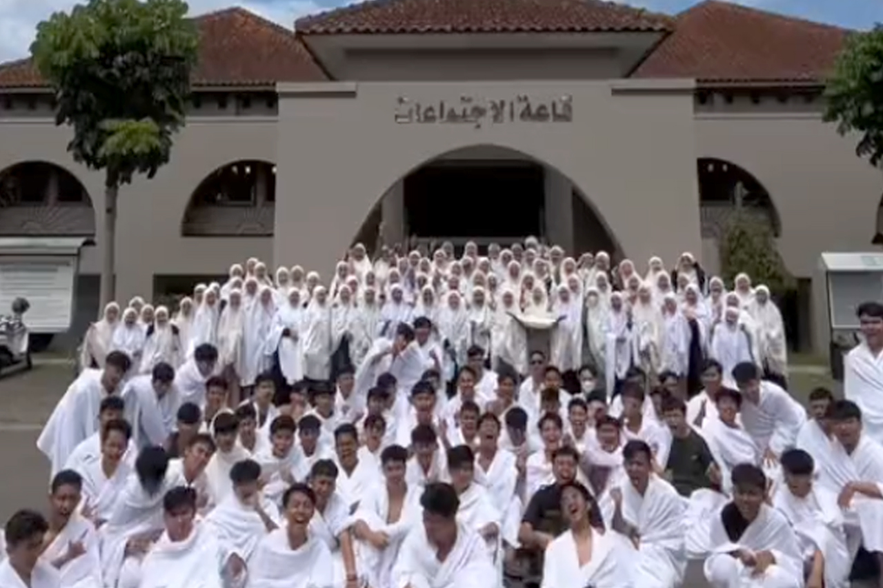 Viral TikTok Anak SMA Seangkatan Umrah Bersama