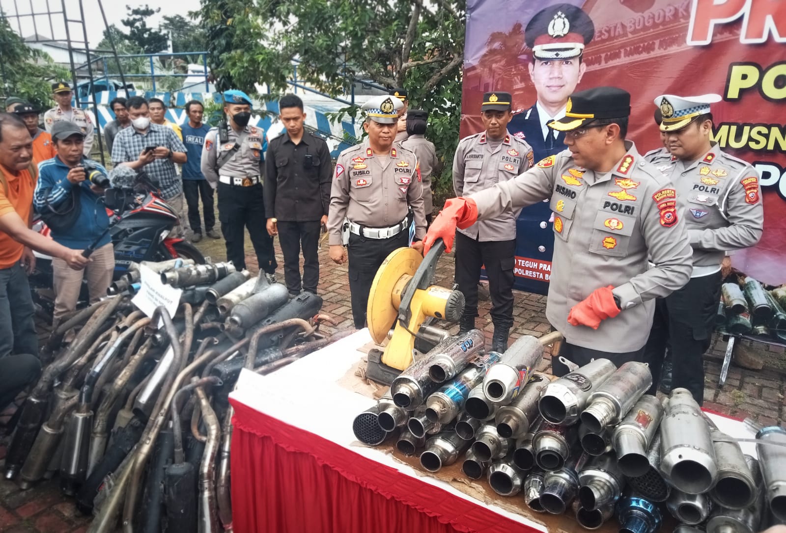 Kapolresta Bogor Kota, Kombes Pol Bismo Teguh Prakoso saat melakukan pemusnahan knalpot brong menggunakan mesin pemotong di Mako Polresta Bogor Kota, Kedung Halang, Rabu (12/4). (Yudha Prananda / Jabar Ekspres)