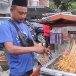 Seorang penjual Cilor di kawasan Jalan H A Nasution, Cibiru, Kota Bandung tampak sibuk menyediakan orderan para pembeli untuk jajanan berbuka puasa. (FAHMINAH/JABAR EKSPRES)