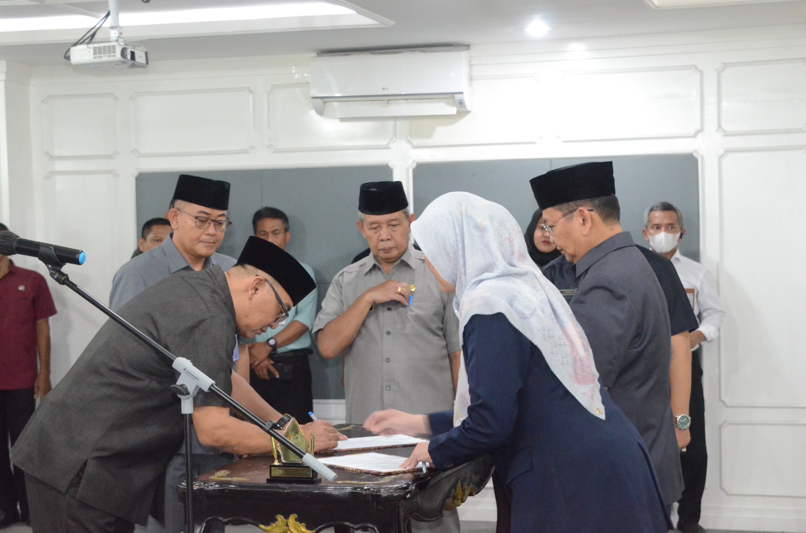 Plt Bupati Bogor Iwan Setiawan saat melantik eselon III dan IV di Gedung Serbaguna, Cibinong. (Sandika Fadilah/Jabarekspres.com)