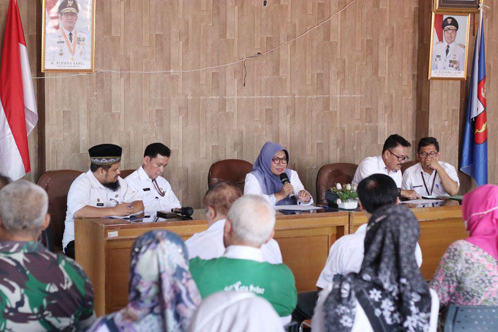 Sekda Kota Bogor Syarifah Sofiah saat memimpin Rapat Koordinasi percepatan penanganan ODF di Kecamatan Tanah Sareal. (Yudha Prananda / Jabar Ekspres)