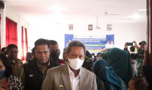 Wali Kota Bandung, Yana Mulyana saat menghadiri sub PIN Polio hari kedua, di PG-TK Slamet Riyadi Kota Bandung (Sadam Husen/Jabar Ekspres)
