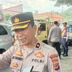 Dok. Kapolsek Arcamanik, Kompol Adi Surjanto saat lakukan pengamanan arus lalulintas di sekitaran Lapas Sukamiskin Bandung. Selasa (11/8). Foto. Sandi Nugraha.