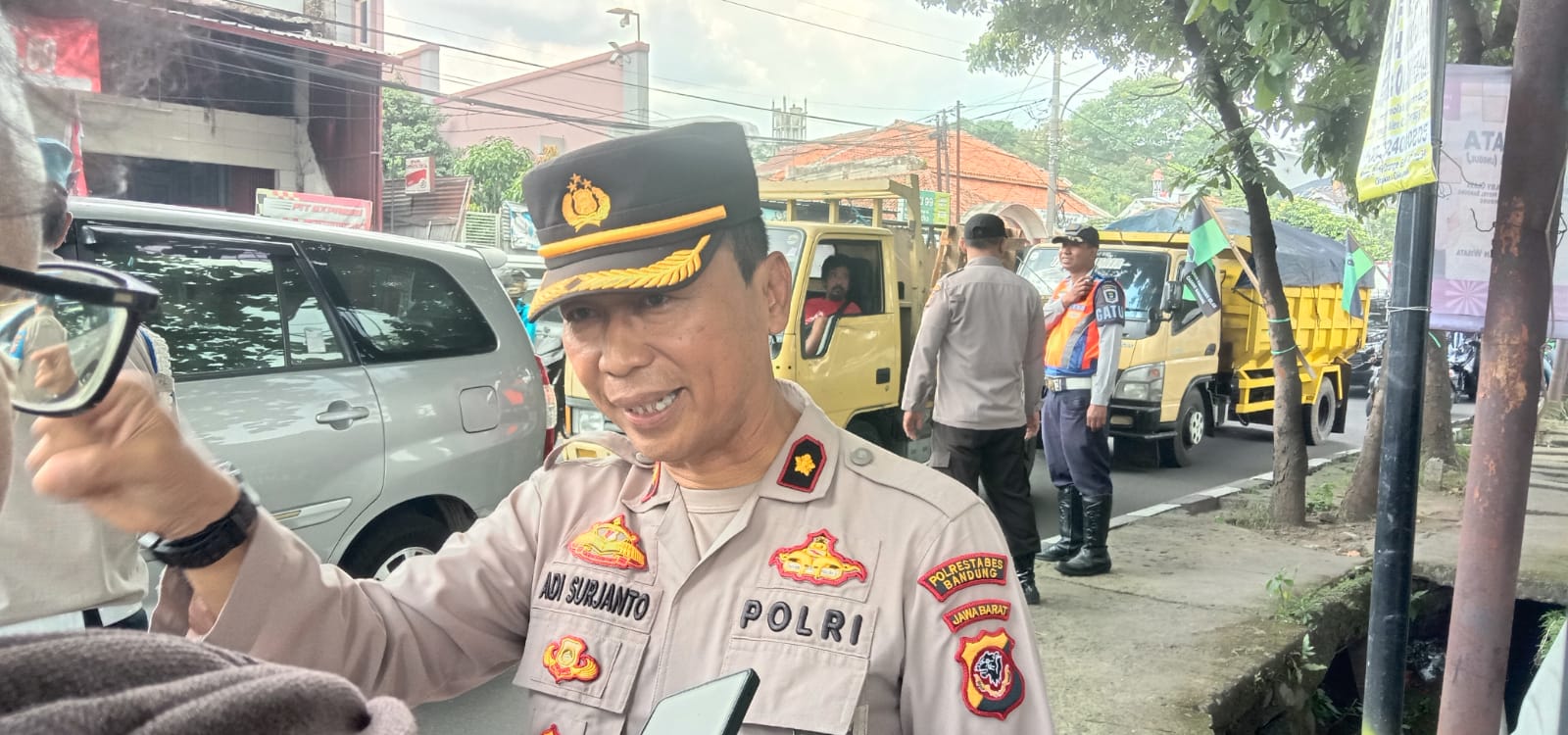 Dok. Kapolsek Arcamanik, Kompol Adi Surjanto saat lakukan pengamanan arus lalulintas di sekitaran Lapas Sukamiskin Bandung. Selasa (11/8). Foto. Sandi Nugraha.