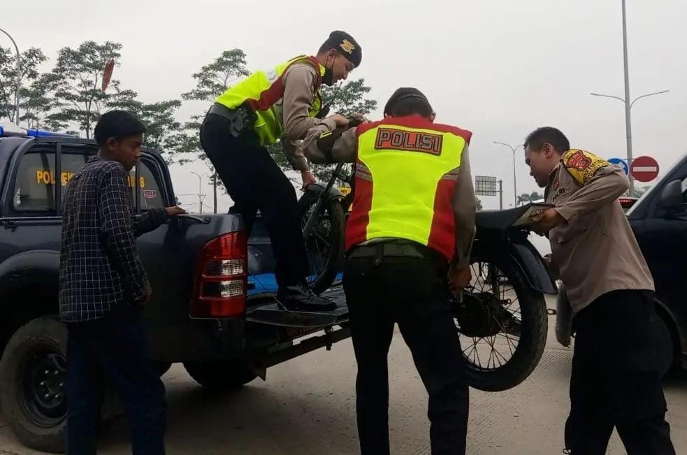 Bandel! Usai Aksi Balap Liar di Gerbang Tol Margaasih, 7 Sepeda Motor Diangkut Polisi / jabar Ekspres