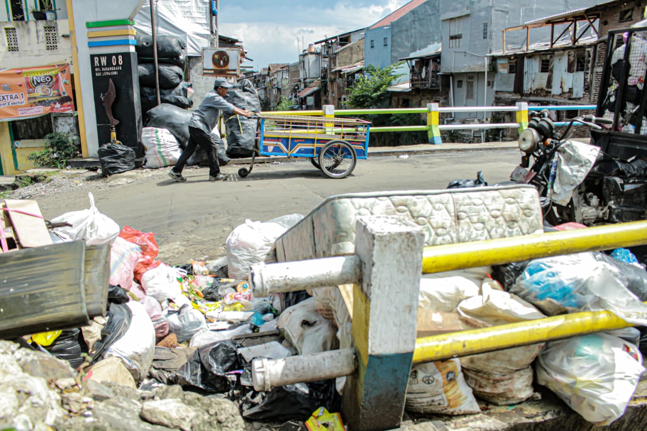 Tumpukan sampah di wilayah Kecamatan Lengkong, Kota Bandung. (DOK/JABAR EKSPRES)