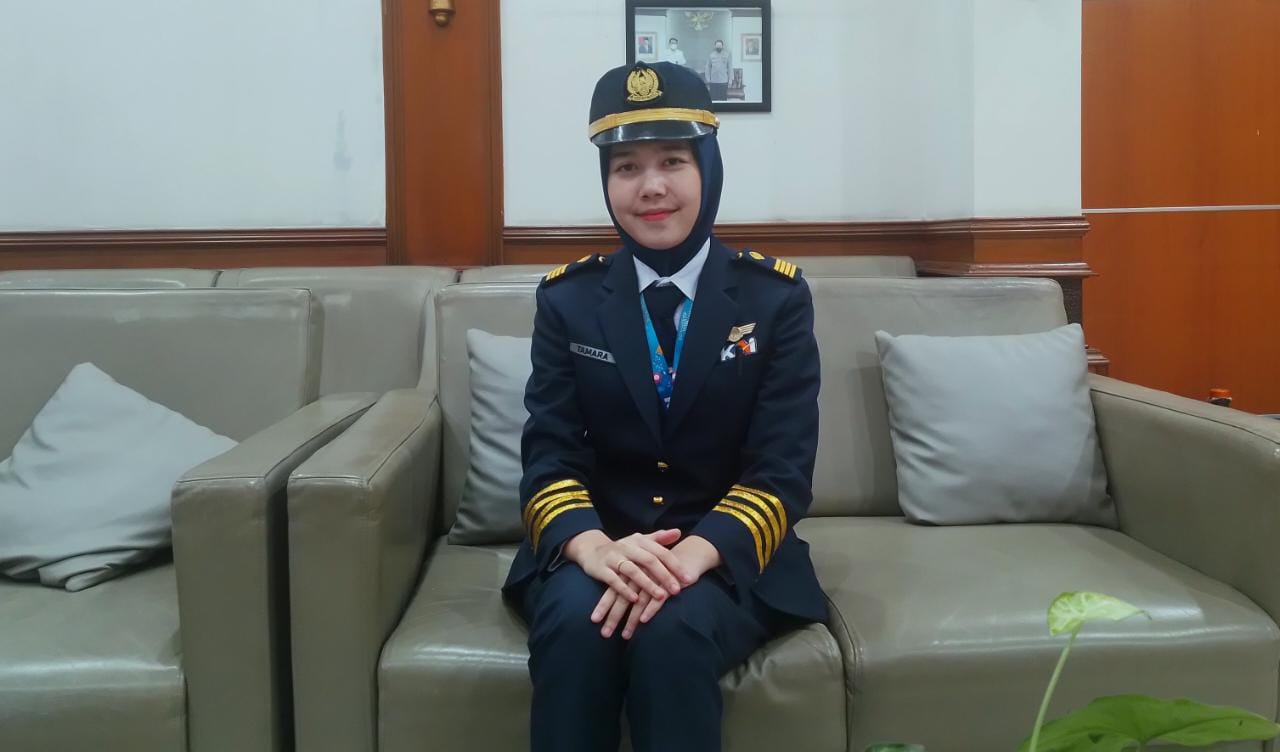 Tamara Yunise, kondektris PT KAI Daop 2 Bandung, saat ditemui Jabar Ekspres. (Yanuar Baswata/Jabar Ekspres)