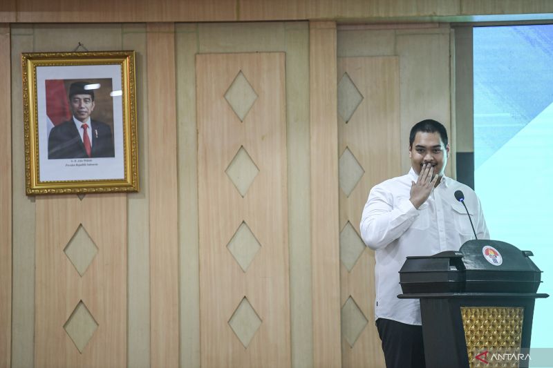 Menteri Pemuda dan Olahraga yang baru Ario Bimo Nandito Ariotedjo memberikan sambutan saat serah terima jabatan di Kantor Kemenpora, Jakarta, Selasa (4/4/2023). ANTARA FOTO/M Risyal Hidayat/foc. (ANTARA FOTO/M RISYAL HIDAYAT)