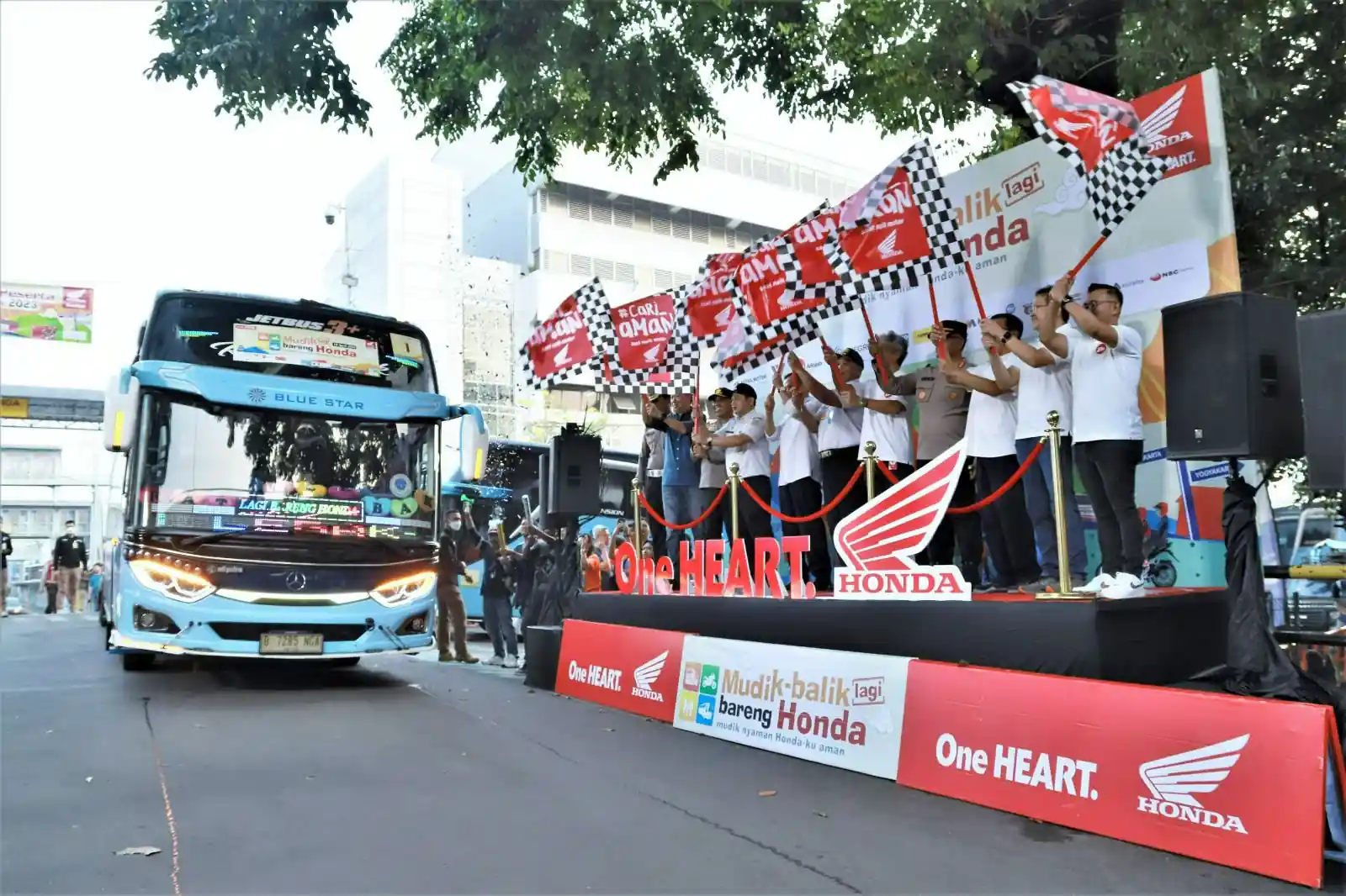 Jajaran manajemen AHM, Kementerian Perhubungan RI, dan Kepolisian Resort Metro Jakarta Utara melepas bus Mudik Bareng Honda 2023 di PT Astra Honda Motor, Sunter, Jakarta, pada Rabu 19 April 2023.