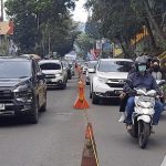 Arus lalu lintas di kawasan wisata Lembang, Kabupaten Bandung Barat padat, sehingga polisi berlakukan one way. Agi/Jabar Ekspres.
