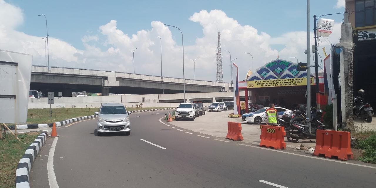 Arus balik di kawasan gerbang keluar tol Cileunyi menuju Bandung dan Kabupaten Sumedang nampak lengang. (Yanuar Baswata/Jabar Ekspres)