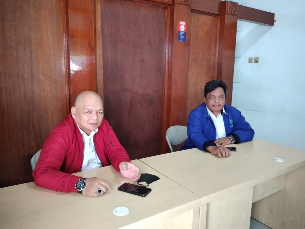Tim Mediator Disnaker Bandung Agus Suparman (kiri) saat menjaga posko aduan di kantor disnaker serta menjelaskan mengenai dampak UU Cipta Kerja.