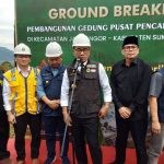 Gubernur Jabar, Ridwan Kamil melakukan peletakan batu pertama pembangunan gedung Gedung Pencak Silat, Senin (10/4).