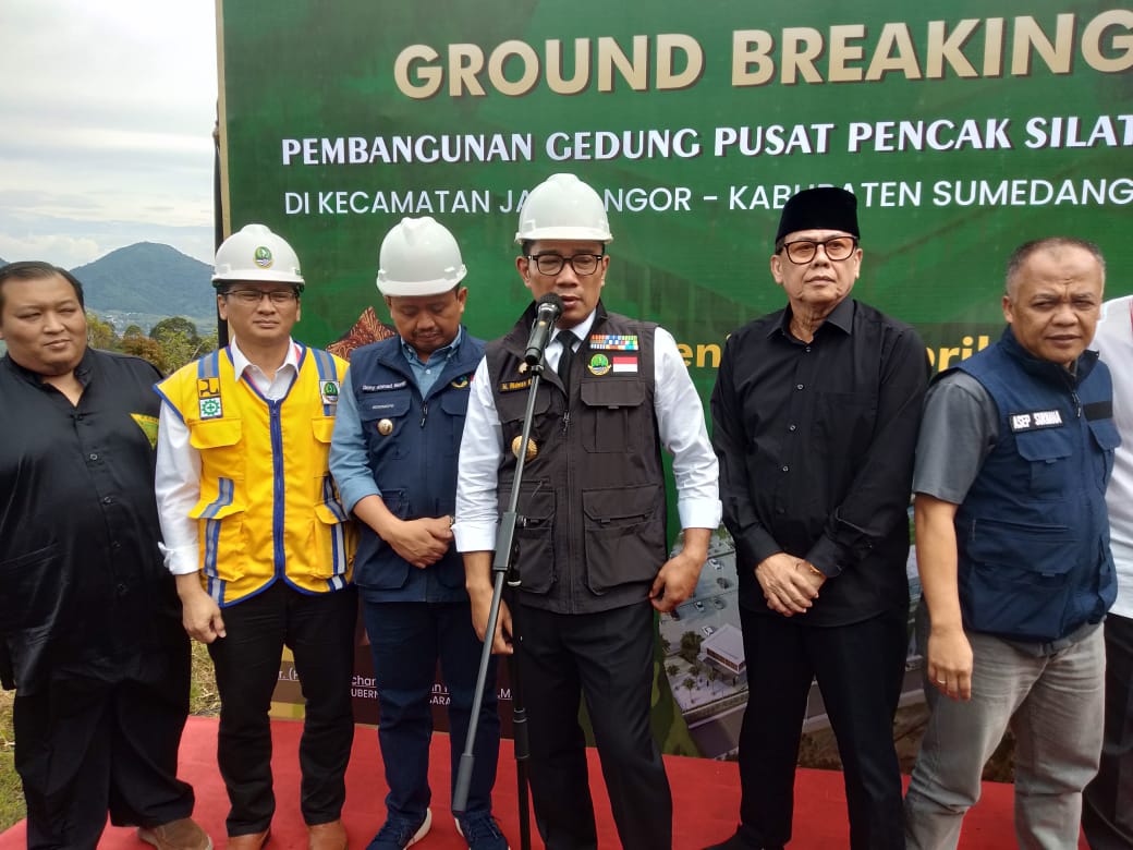 Gubernur Jabar, Ridwan Kamil melakukan peletakan batu pertama pembangunan gedung Gedung Pencak Silat, Senin (10/4).