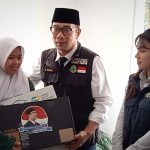 Gubernur Jawa Barat Ridwan Kamil saat memberikan sejumlah bantuan kepada Siswi SMAN 1 Pamijahan, Kabupaten Bogor. (Yudha Prananda / Jabar Ekspres)