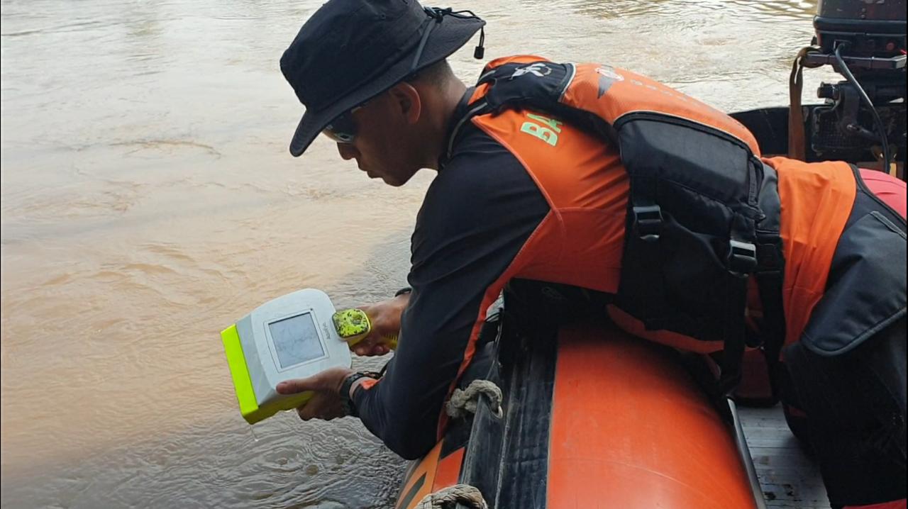 DETEKSI KORBAN: Anggota Basarnas Kantor SAR Bandung tengah melakukan pencarian seorang warga yang tenggelam di Sungai Citarum. (ISTIMEWA)