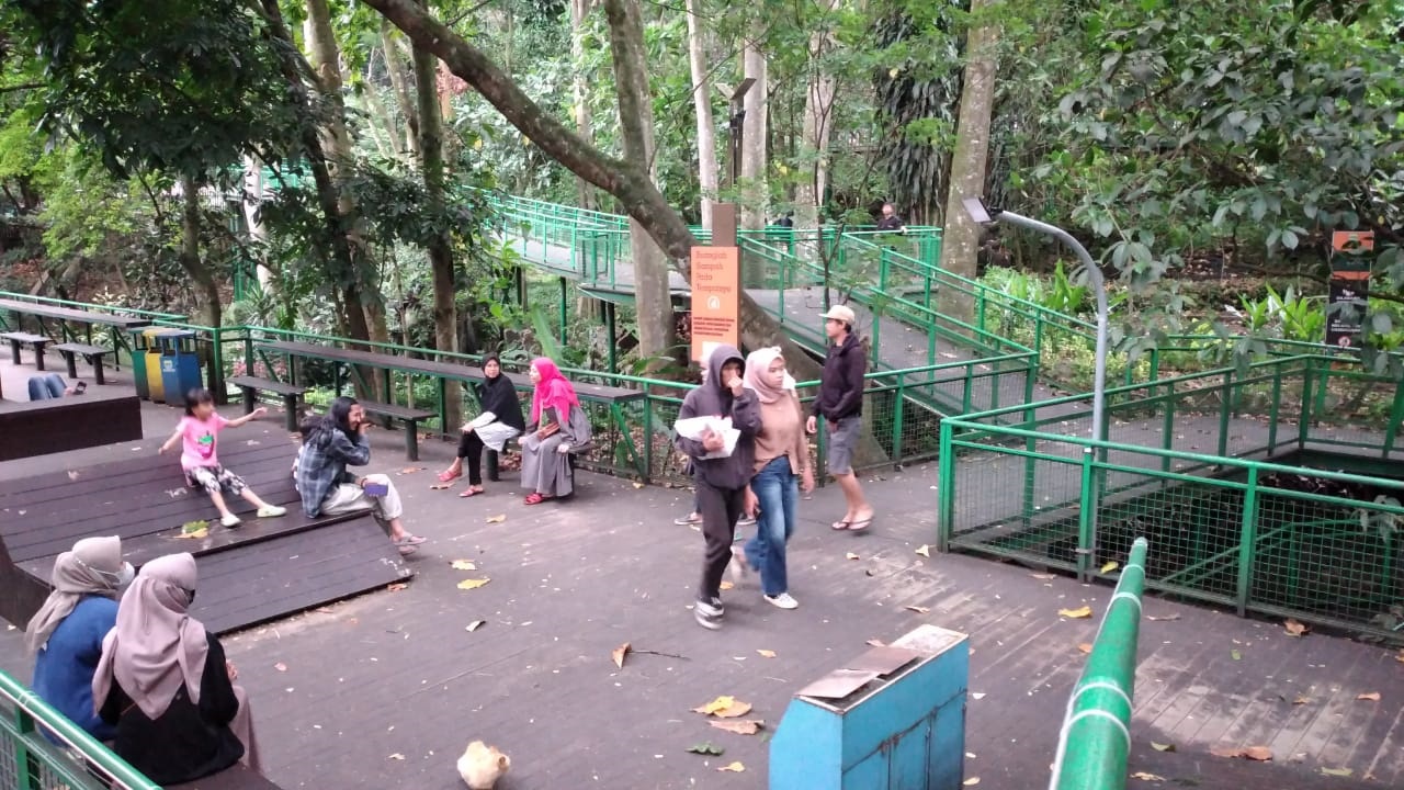 TEMPAT BERSANTAI: Sejumlah warga nampak beraktifitas di Hutan Kota Babakan Siliwangi jelang waktu berbuka. Lokasi ini cocok sekali buat ngabuburit saat Ramadan. (HENDRIK MUCHLISON/JABAR EKSPRES)