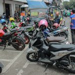 PUNGUTAN LIAR: Keberadaan juru parkir (jukir) liar di Kota Bandung semakin menjamur lantaran belum ada sanksi hukum yang mengaturnya. (SADAM HUSEN SOLEH RAMDHANI/JABAR EKSPRES)