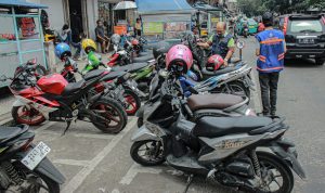 PUNGUTAN LIAR: Keberadaan juru parkir (jukir) liar di Kota Bandung semakin menjamur lantaran belum ada sanksi hukum yang mengaturnya. (SADAM HUSEN SOLEH RAMDHANI/JABAR EKSPRES)