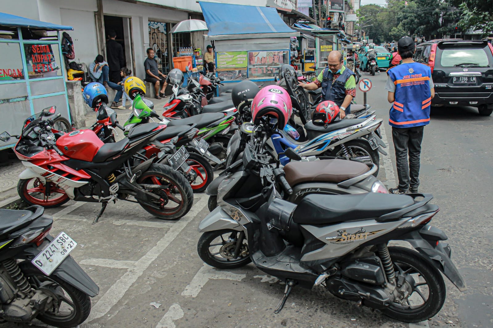 PUNGUTAN LIAR: Keberadaan juru parkir (jukir) liar di Kota Bandung semakin menjamur lantaran belum ada sanksi hukum yang mengaturnya. (SADAM HUSEN SOLEH RAMDHANI/JABAR EKSPRES)