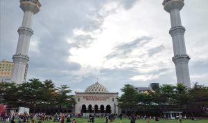 RAMAI PENGUNJUNG: Masjid Raya Bandung serta kawasan alun-alun mulai dikunjungi masyarakat. Namun, untuk menara masjid hingga saat ini masih ditutup. (Hendrik Muchlison/Jabar Ekspres)
