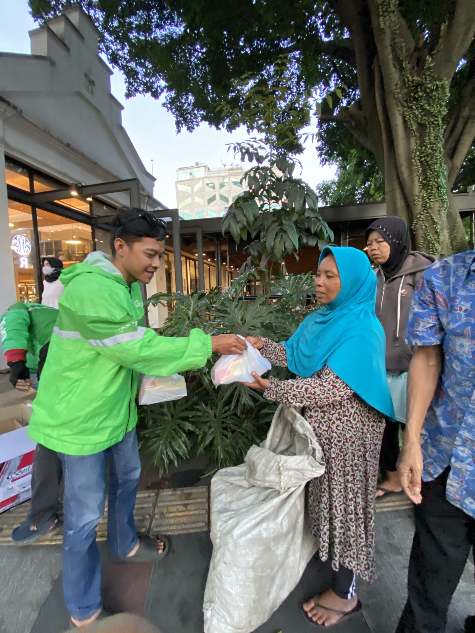 Salah seorang Mitra Grab di Bandung membagikan takjil kepada pengguna jalan