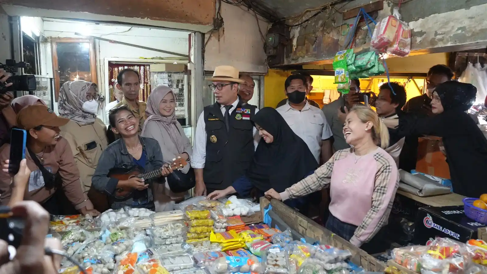 Gubernur Jabar Ridwan Kamil mengunjungi pasar di Jawa Barat pastikan harga bahan pokok terjangkau jelang Lebaran 2023.