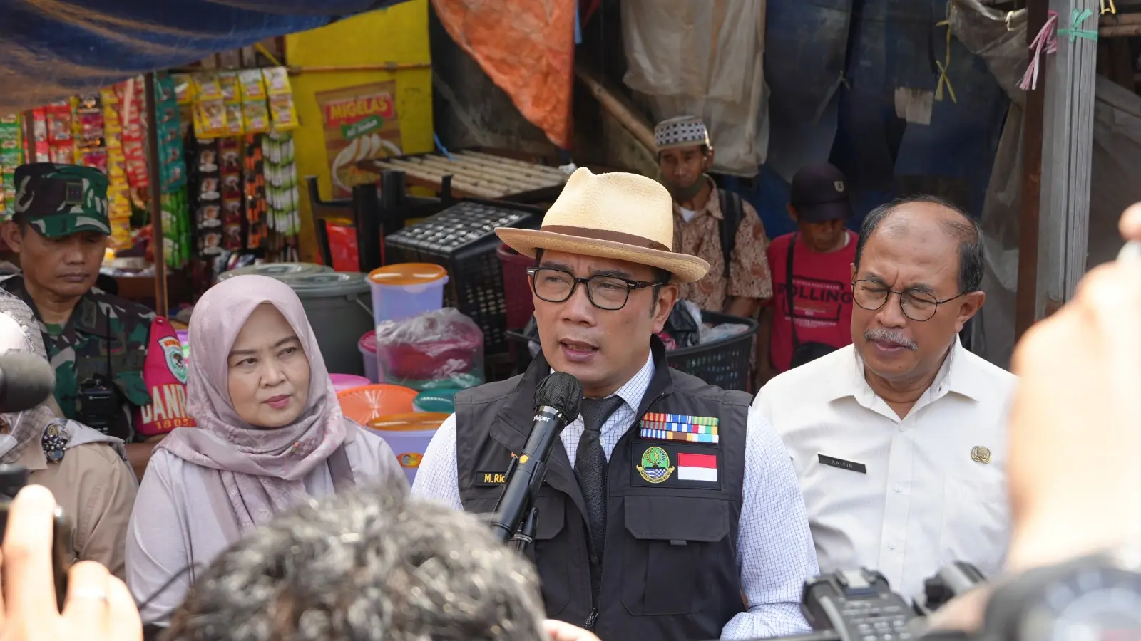 Gubernur Jawa Barat (Jabar) Ridwan Kamil menyoroti harga komoditas kebutuhan bahan pokok di masyarakat menjelang Lebaran 2023.