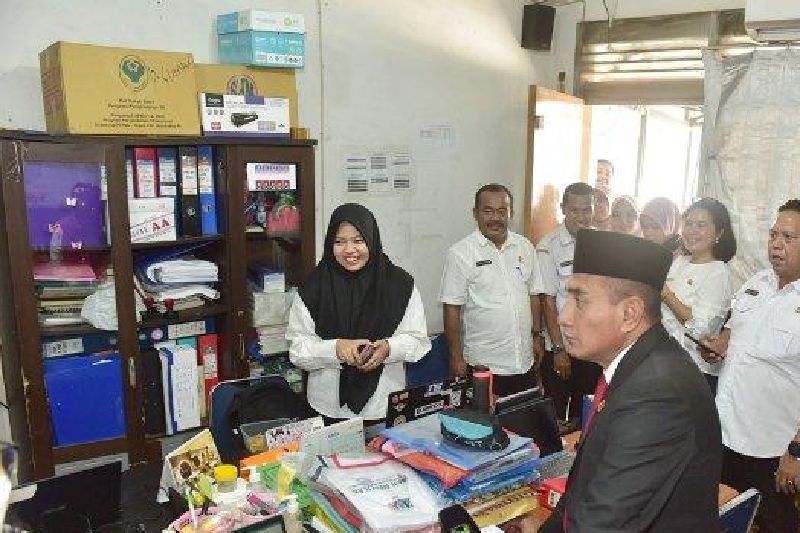 Gubernur Sumatera, Edy Rahmayadi saat melakukan inpeksi mendadak (Sidak) di kantor Dinas Kesehatan Sumut, Medan, Rabu(26/4/2023). ANTARA/HO