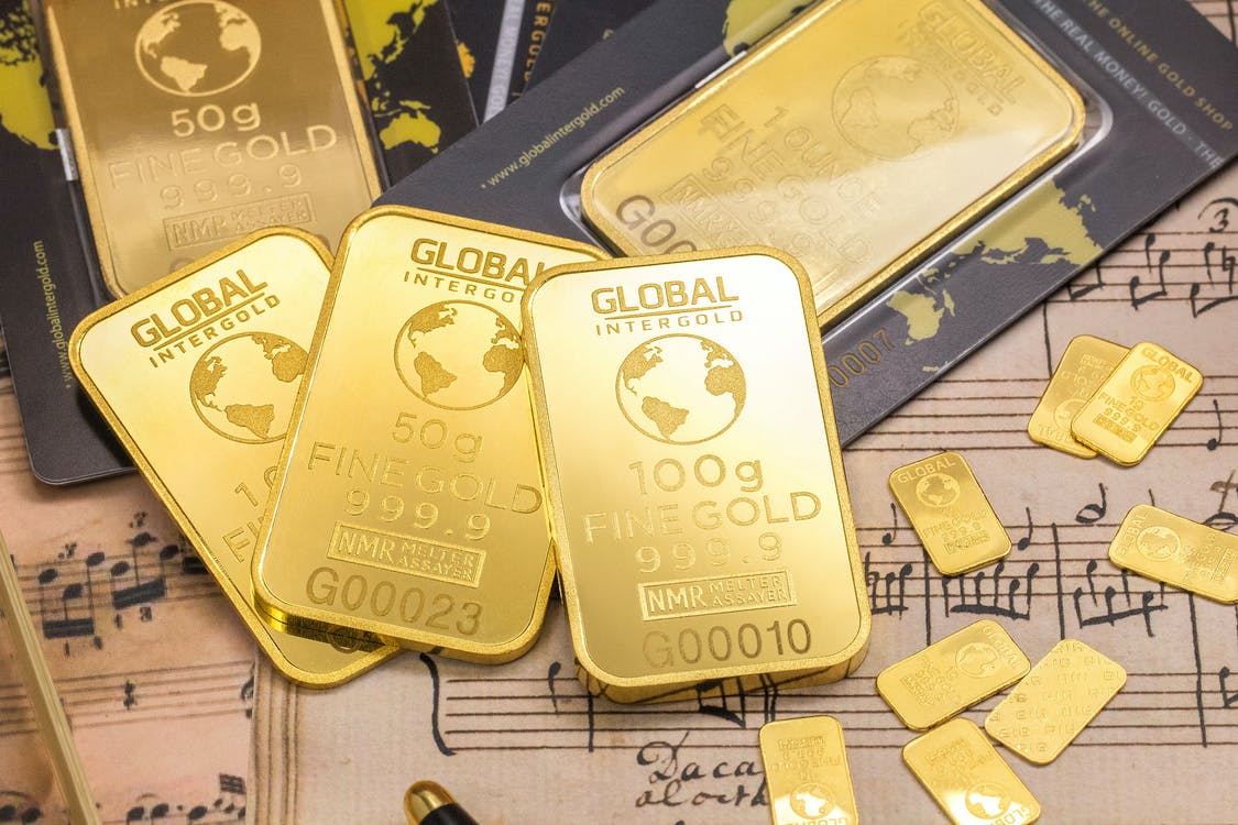 Ilustrasi. Harga emas PT Aneka Tambang Tbk (ANTM) atau emas Antam batangan pada perdagangan Senin, 3 April 2023 hari ini. Pexels/Michael Steinberg.